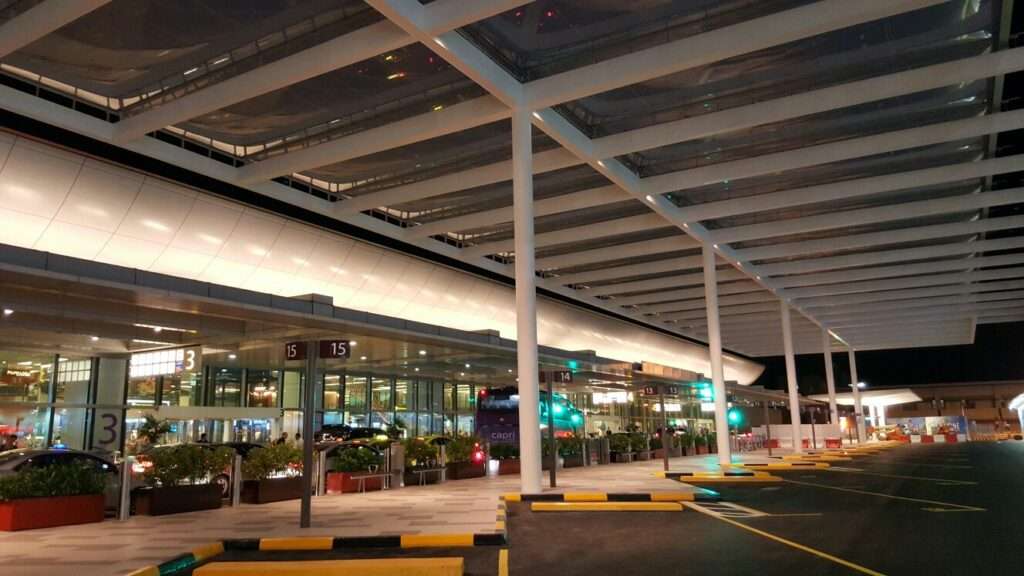 ETFE Singapore: Jewel Changi Airport features 7,390 m² of ETFE drop-off canopies and a 110 m² roof cushion above the Rain Vortex, built for light and durability.