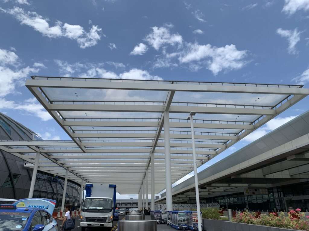 ETFE Singapore: Jewel Changi Airport features 7,390 m² of ETFE drop-off canopies and a 110 m² roof cushion above the Rain Vortex, built for light and durability.