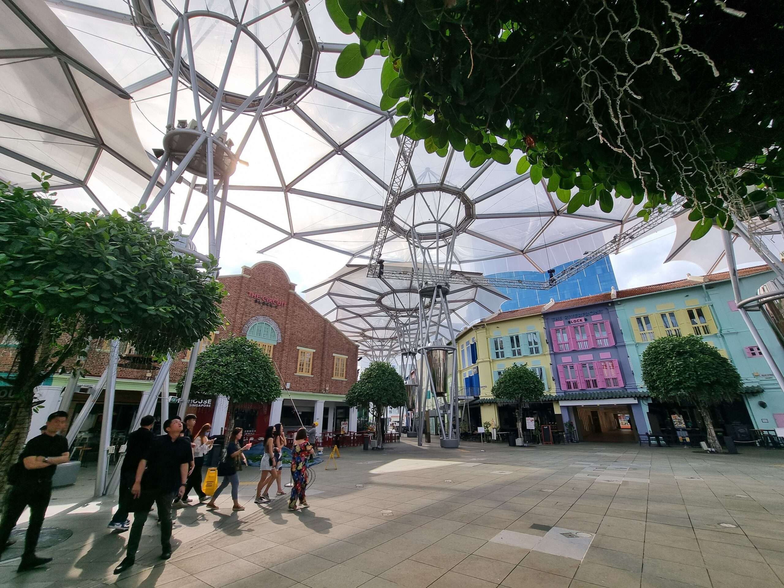 ETFE Singapore: Clarke Quay’s canopy upgrade uses 10,099 m² of printed ETFE panels to reduce heat, let daylight through, and improve comfort in this riverside precinct.