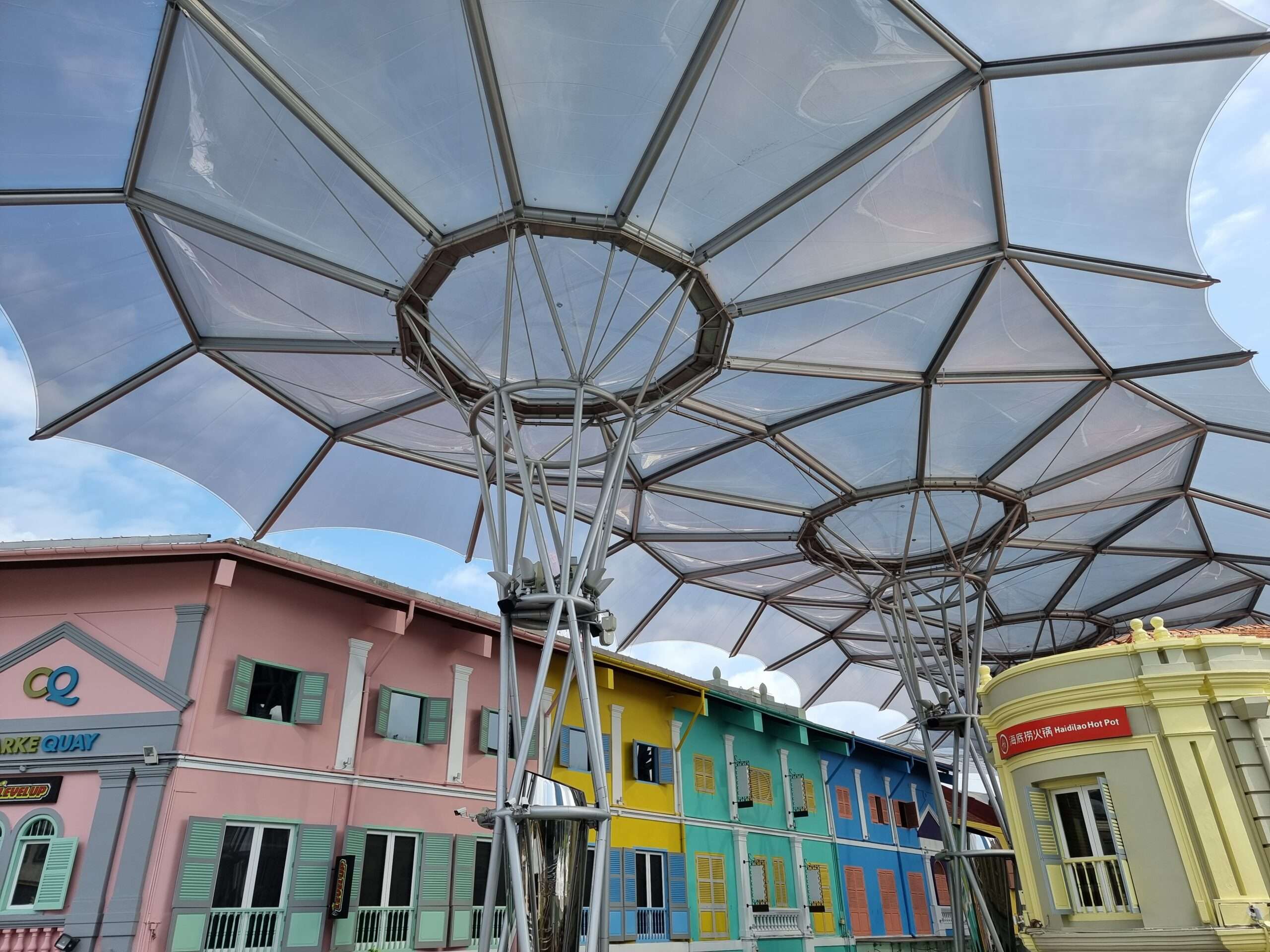 ETFE Singapore: Clarke Quay’s canopy upgrade uses 10,099 m² of printed ETFE panels to reduce heat, let daylight through, and improve comfort in this riverside precinct.