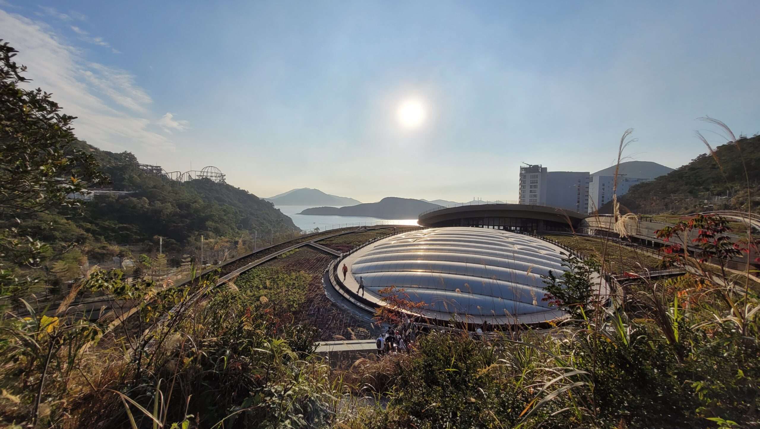 ETFE Hong Kong: Ocean Park Water World’s 3,000 m² ETFE roof and skylight system combines lightweight structure, weather resilience and daylight-flooded comfort for an all-season resort environment.