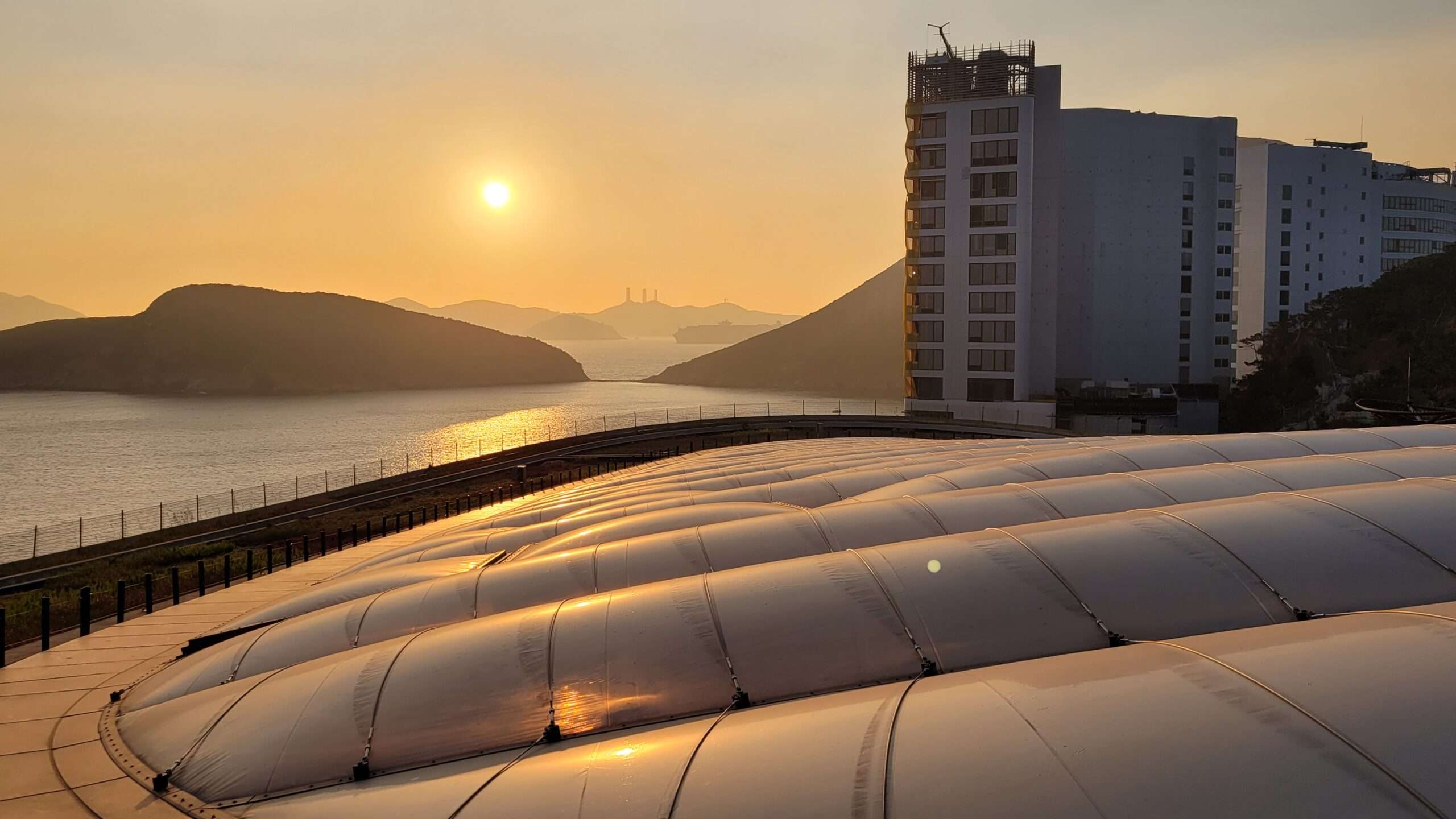 ETFE Hong Kong: Ocean Park Water World’s 3,000 m² ETFE roof and skylight system combines lightweight structure, weather resilience and daylight-flooded comfort for an all-season resort environment.
