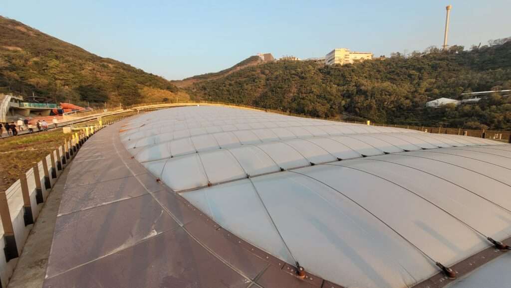 ETFE Hong Kong: Ocean Park Water World’s 3,000 m² ETFE roof and skylight system combines lightweight structure, weather resilience and daylight-flooded comfort for an all-season resort environment.