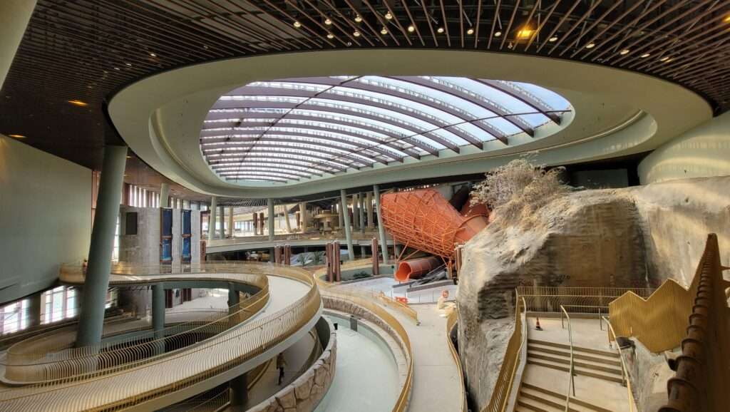 ETFE Hong Kong: Ocean Park Water World’s 3,000 m² ETFE roof and skylight system combines lightweight structure, weather resilience and daylight-flooded comfort for an all-season resort environment.