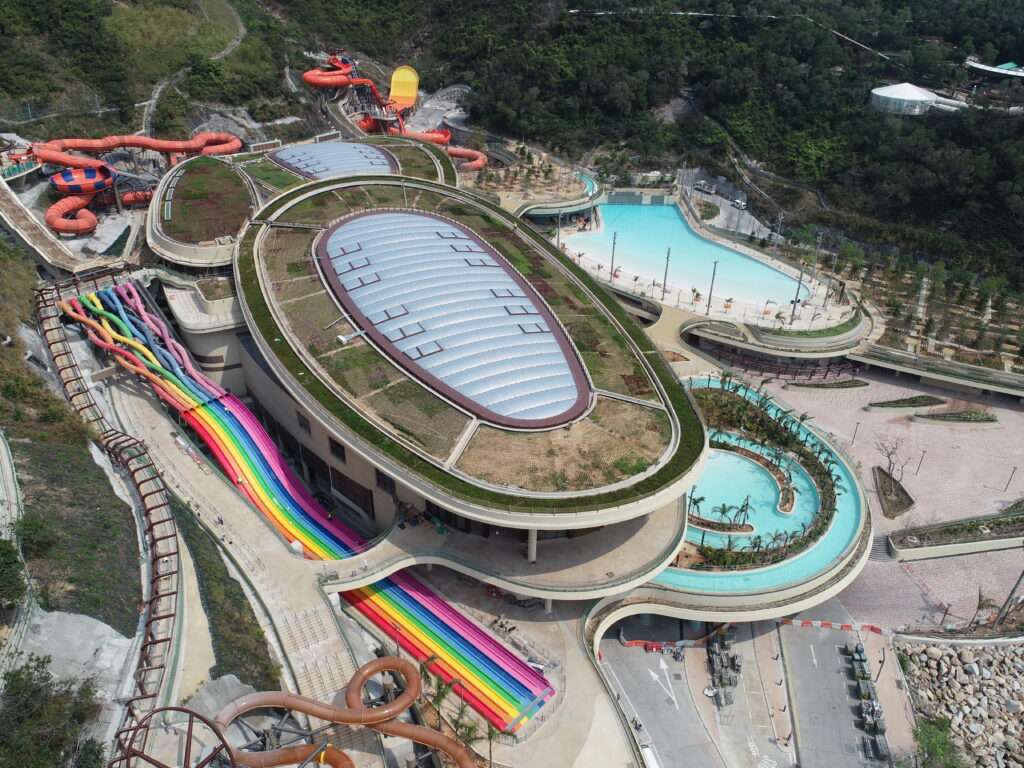 ETFE Hong Kong: Ocean Park Water World’s 3,000 m² ETFE roof and skylight system combines lightweight structure, weather resilience and daylight-flooded comfort for an all-season resort environment.