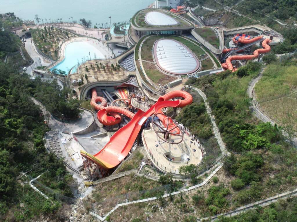 ETFE Hong Kong: Ocean Park Water World’s 3,000 m² ETFE roof and skylight system combines lightweight structure, weather resilience and daylight-flooded comfort for an all-season resort environment.