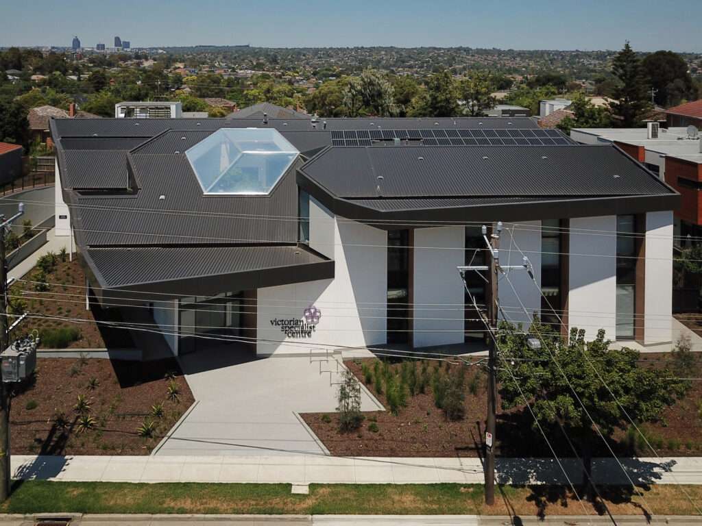 ETFE skylight in Australia: A 50 m² ETFE roof at the Victorian Specialist Centre creates a light-filled entrance where a ficus hillii tree thrives under three two-layer cushions.