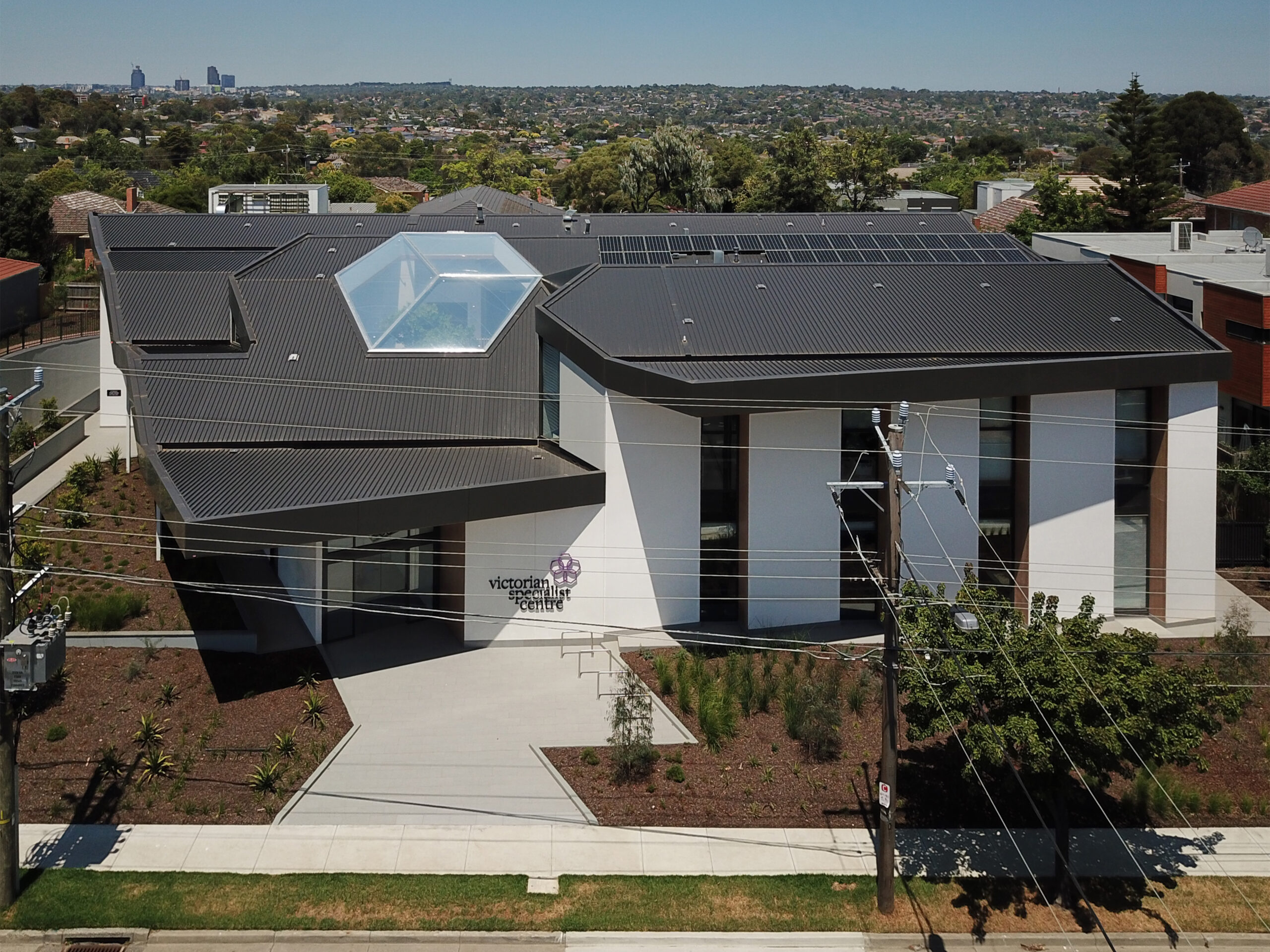 ETFE skylight in Australia: A 50 m² ETFE roof at the Victorian Specialist Centre creates a light-filled entrance where a ficus hillii tree thrives under three two-layer cushions.