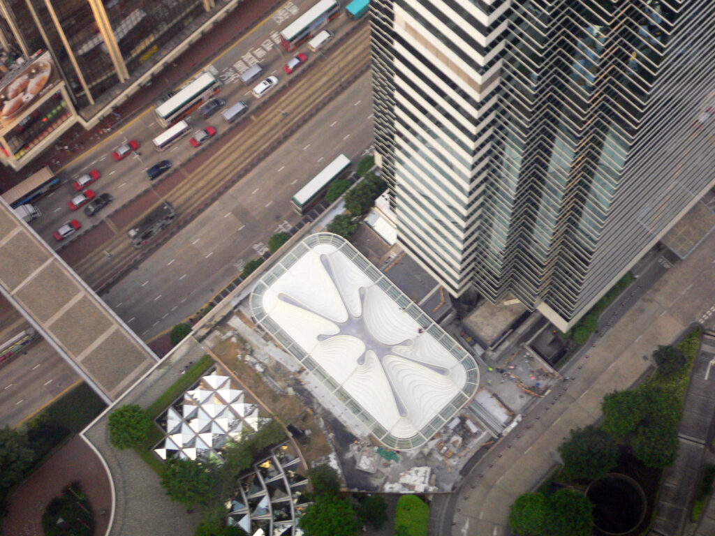 ETFE Hong Kong: Pacific Place’s L4 restaurant features a unique ETFE skylight that floods the dining space with natural light under a custom ink-splatter form.