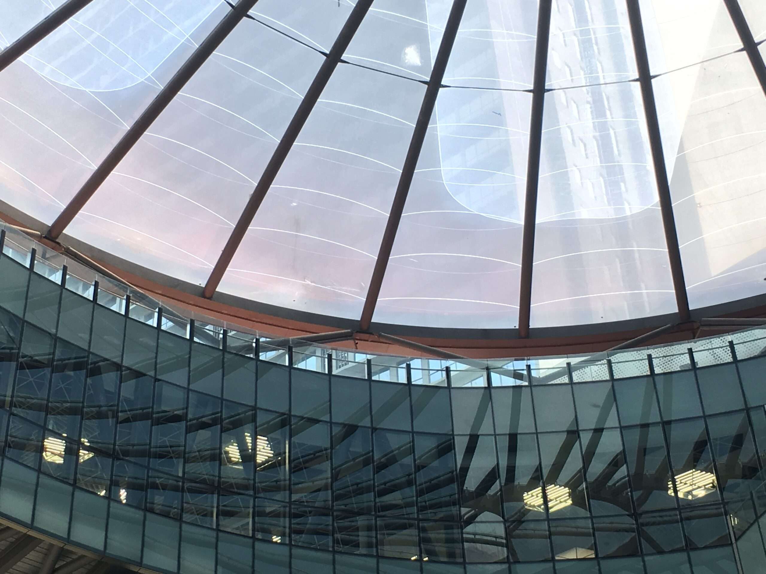 ETFE Malaysia: KL Gateway Mall’s 1,600 m² ETFE atrium roof combines custom print design, lightweight structure and acoustic comfort over the central piazza.