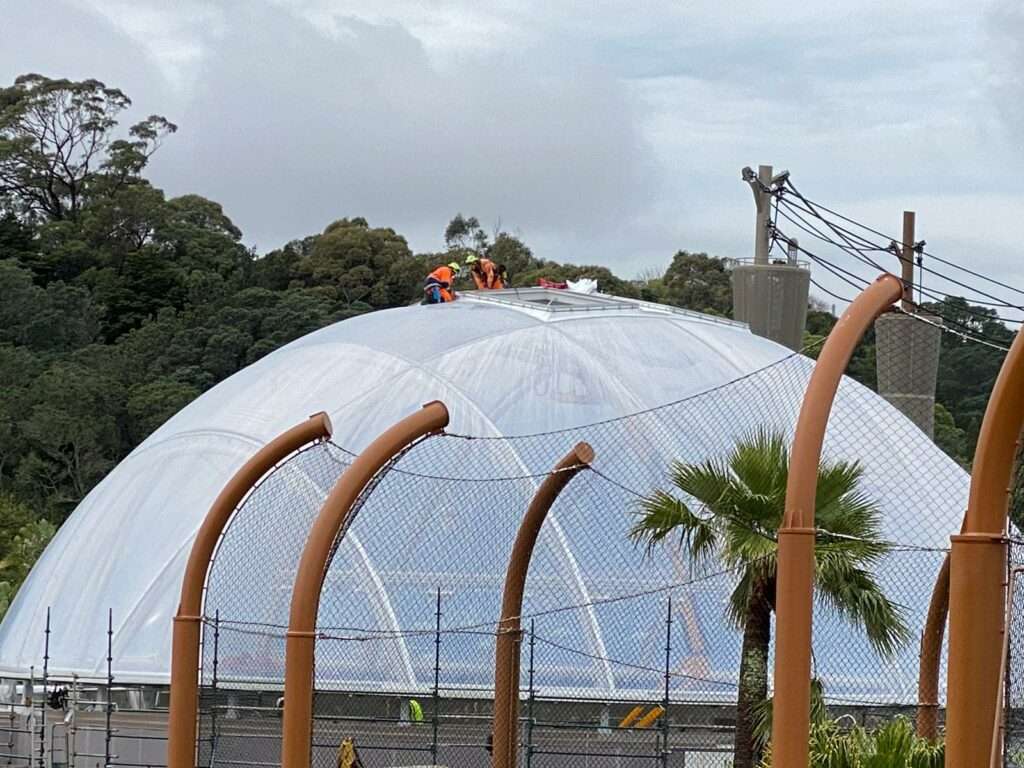 ETFE New Zealand: Auckland Zoo’s Swamp Forest dome uses a transparent ETFE roof to bring daylight, light weight and habitat performance to a tropical environment in the zoo.