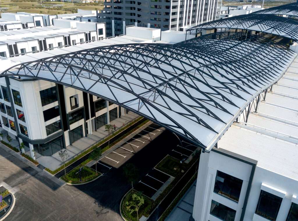 ETFE Malaysia: Aspen Vision City’s 12,100 m² ETFE canopy creates a sheltered, daylight-filled boulevard, combining structural efficiency, climate protection, and retail appeal.