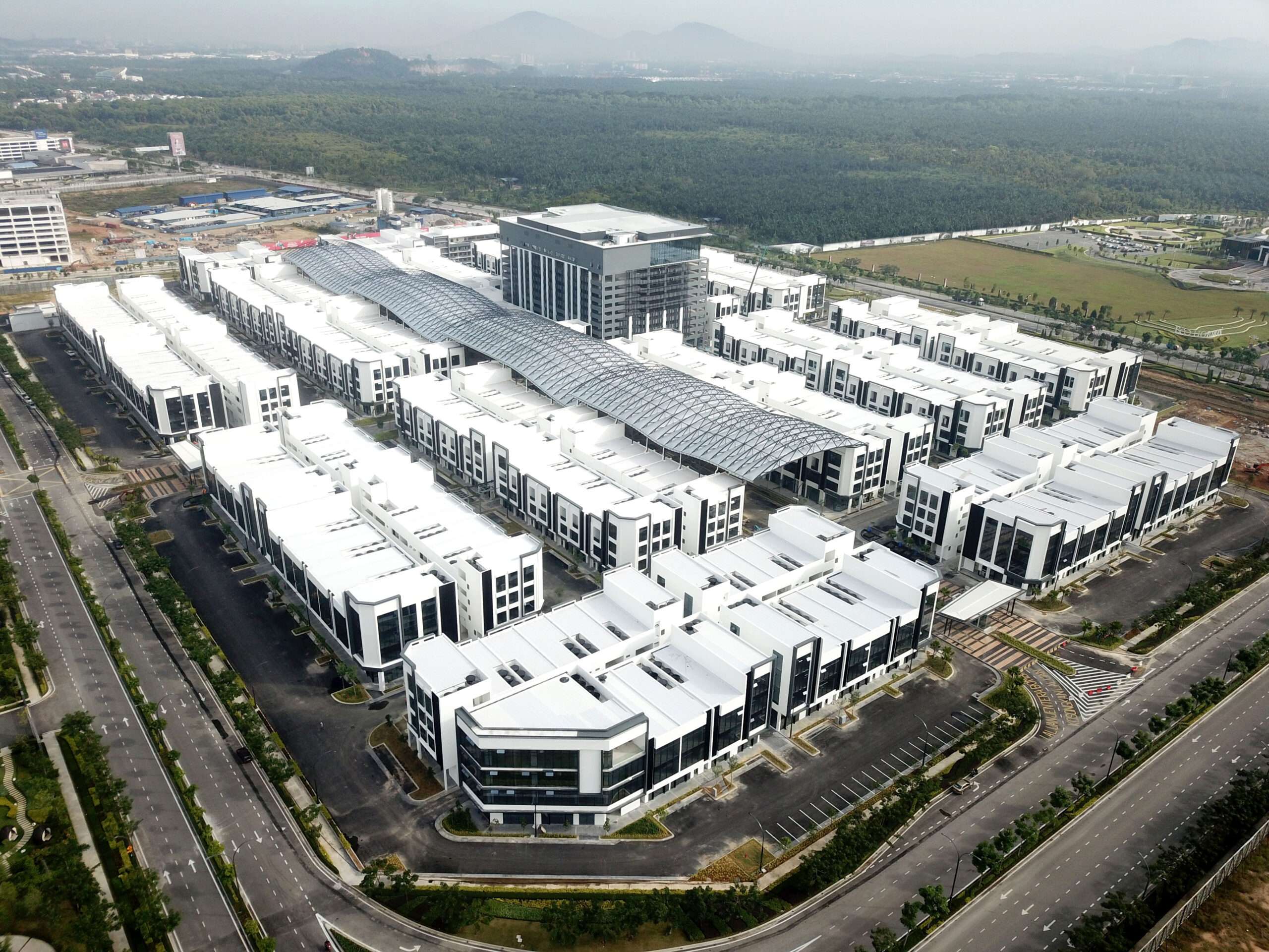 ETFE Malaysia: Aspen Vision City’s 12,100 m² ETFE canopy creates a sheltered, daylight-filled boulevard, combining structural efficiency, climate protection, and retail appeal.