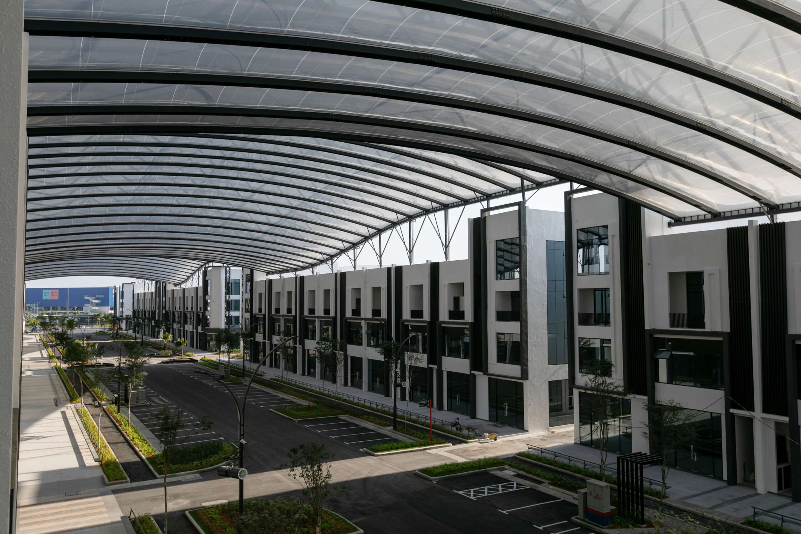 ETFE Malaysia: Aspen Vision City’s 12,100 m² ETFE canopy creates a sheltered, daylight-filled boulevard, combining structural efficiency, climate protection, and retail appeal.