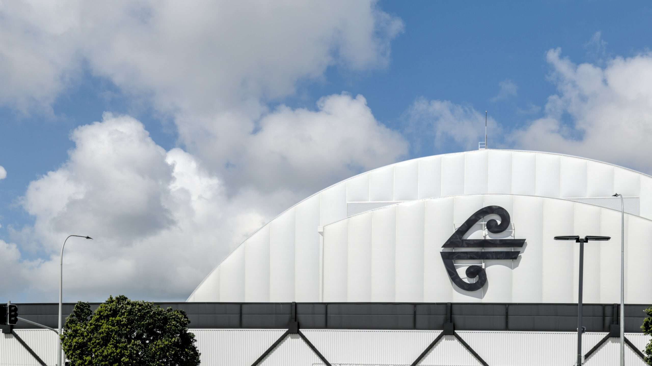 ETFE New Zealand: Auckland Hangar 4 combines 15,030 m² of ETFE with mass timber construction, achieving Green Star 6-Star certification for a large-span aviation facility.