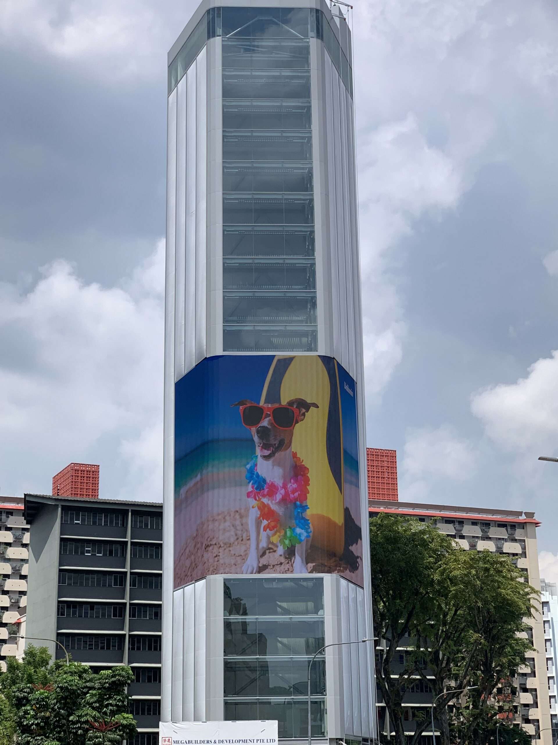 ETFE Singapore: Ten Square’s vertical ETFE facade integrates large LED displays and high-rise cladding for a dynamic downtown landmark.