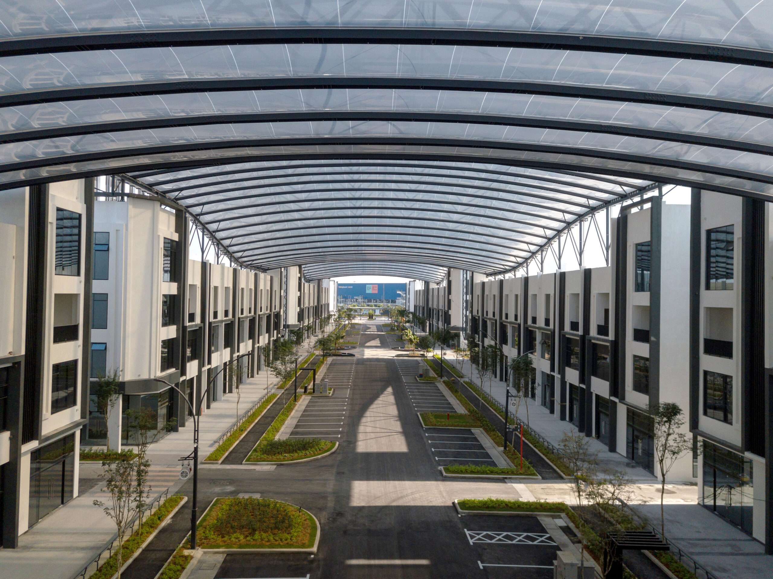 ETFE Malaysia: Aspen Vision City’s 12,100 m² ETFE canopy creates a sheltered, daylight-filled boulevard, combining structural efficiency, climate protection, and retail appeal.