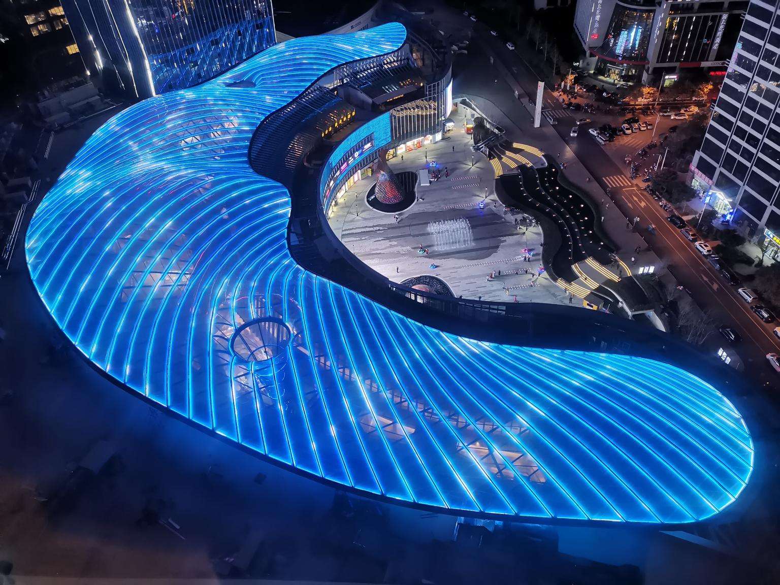 ETFE China: Falcon Mall in Kunming features an ETFE roof system that combines natural daylight with LED illumination for strong visual identity and interior comfort.
