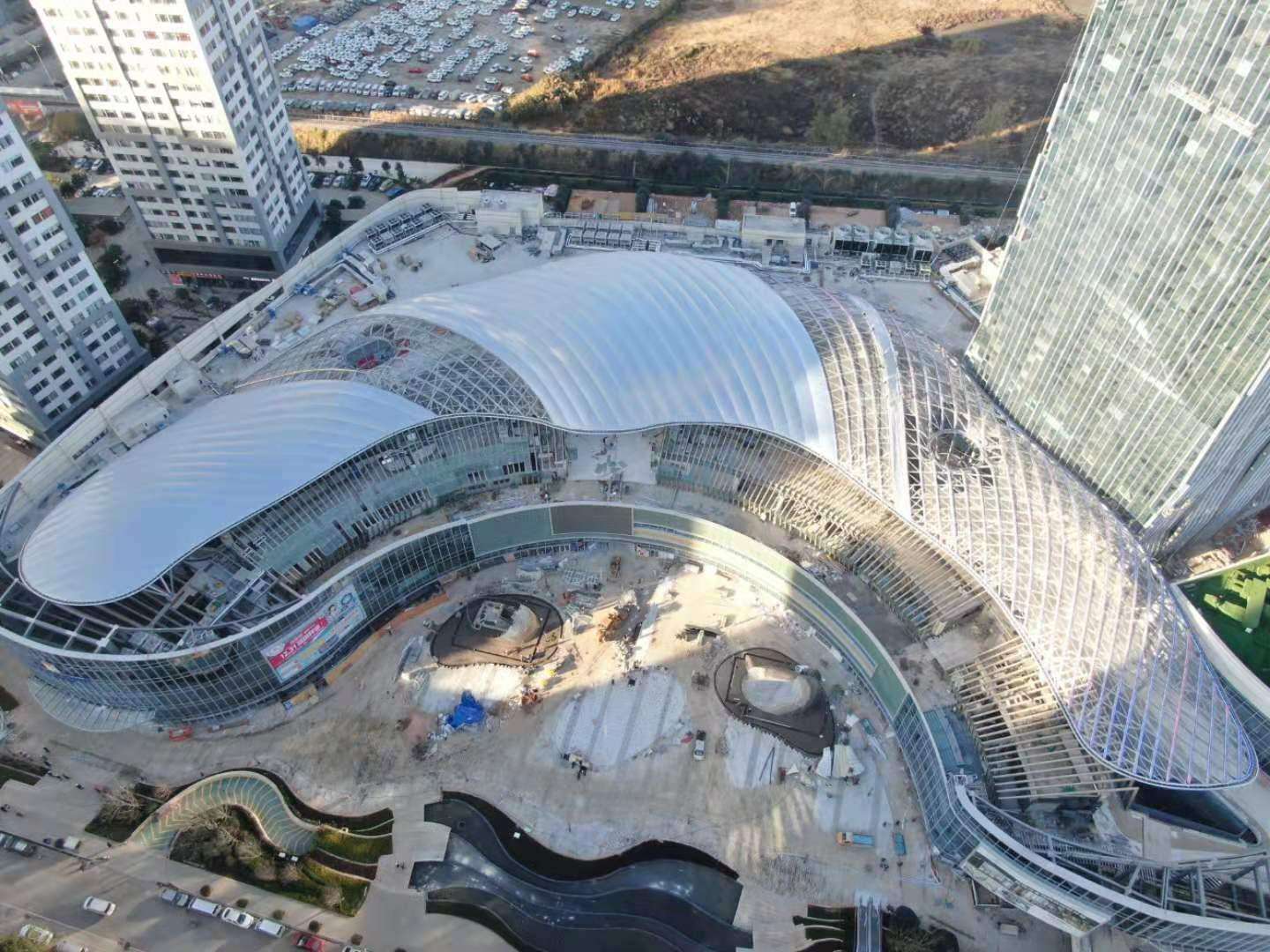 ETFE China: Falcon Mall in Kunming features an ETFE roof system that combines natural daylight with LED illumination for strong visual identity and interior comfort.