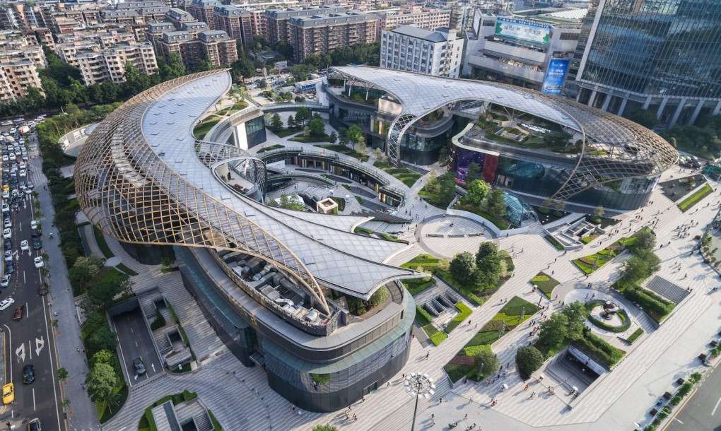 ETFE China: Parc Central Guangzhou’s 8,200 m² ETFE canopy blends transparency, solar control and culture-inspired form over retail, dining and garden spaces.