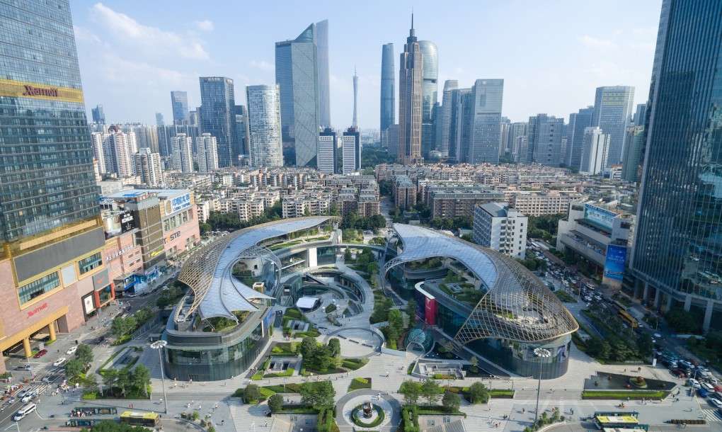 ETFE China: Parc Central Guangzhou’s 8,200 m² ETFE canopy blends transparency, solar control and culture-inspired form over retail, dining and garden spaces.