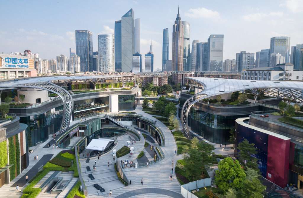 ETFE China: Parc Central Guangzhou’s 8,200 m² ETFE canopy blends transparency, solar control and culture-inspired form over retail, dining and garden spaces.