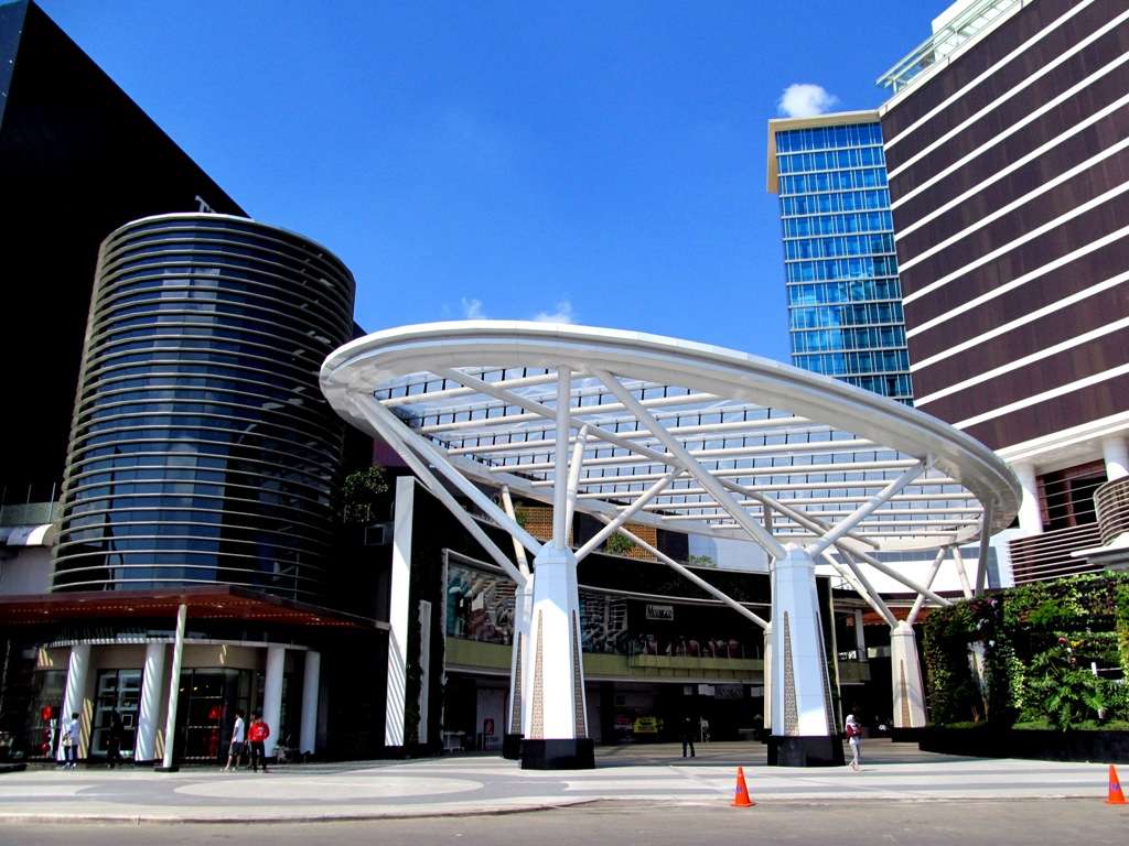 ETFE Indonesia: Trans Studio Mall features a two-layer ETFE canopy providing lightweight sun and rain protection for outdoor retail spaces.