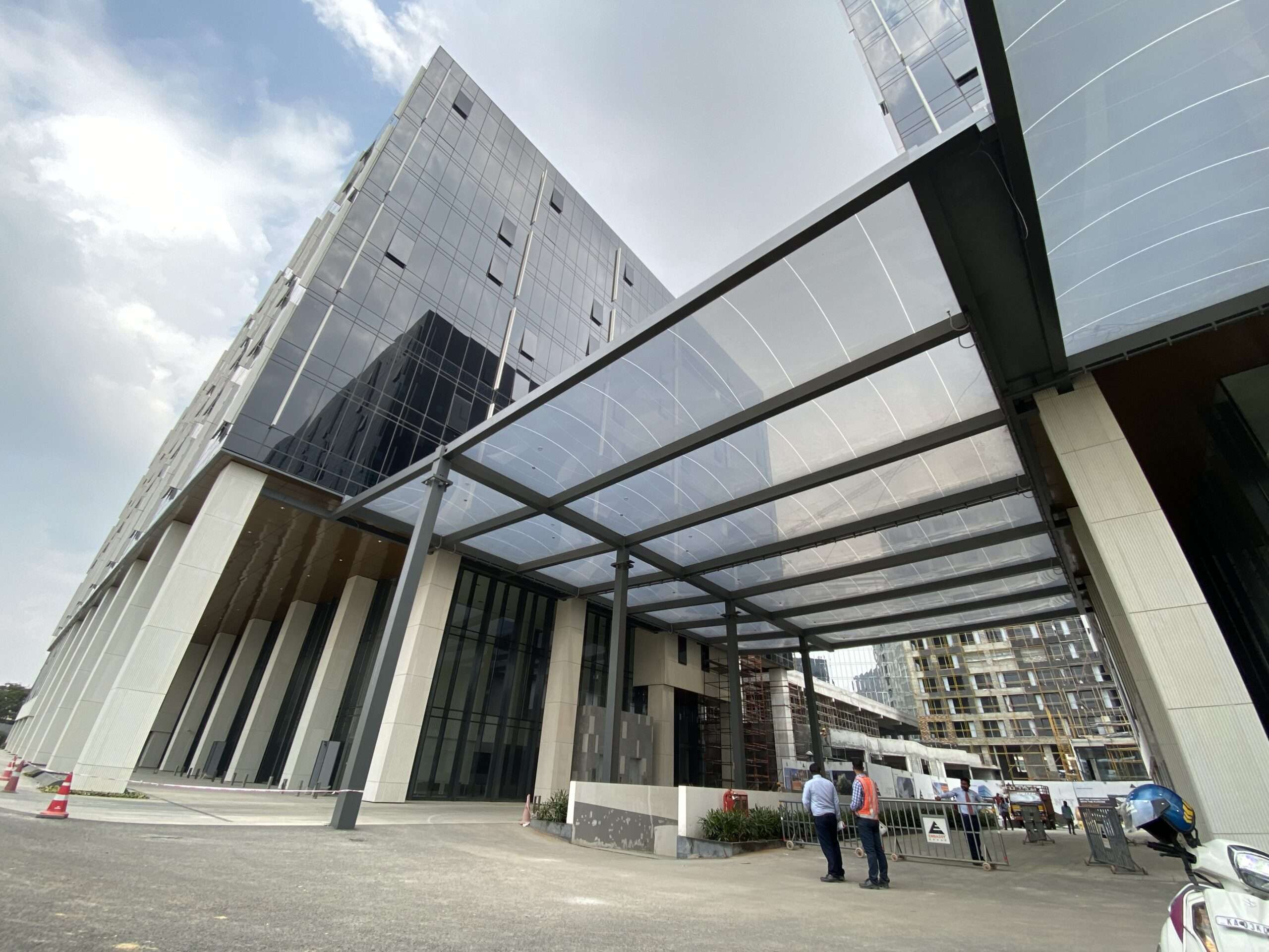 IMG 1117ETFE India: Manyata Embassy Business Park features 4,637 m² of ETFE canopies connecting office buildings with solar control, daylight and low-maintenance performance.