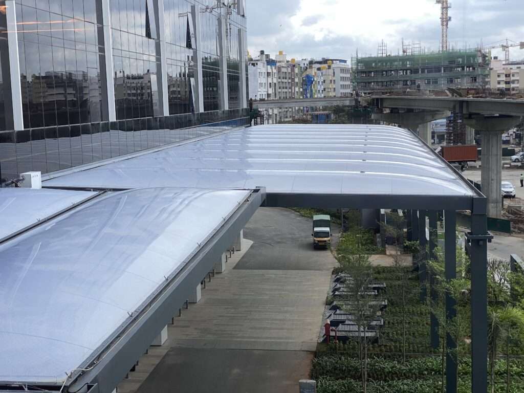 ETFE India: Manyata Embassy Business Park features 4,637 m² of ETFE canopies connecting office buildings with solar control, daylight and low-maintenance performance.