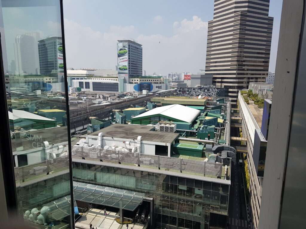 ETFE Thailand: Siam Center Bangkok features a 900 m² three-layer ETFE roof over its food court, delivering natural daylight, acoustic comfort and lightweight performance.